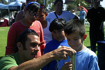 Julio Lorda, a post-doctoral researcher showed children how to measure the wind speed.